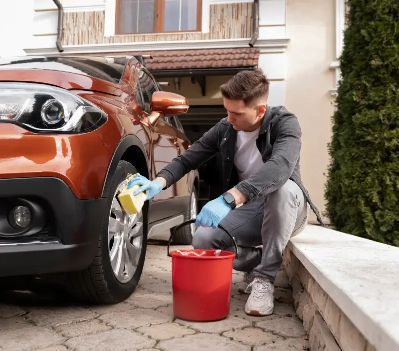 Lavage auto à domicile Benais : professionnel intervenant sur un véhicule